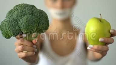 女孩手持蔬菜，<strong>低碳</strong>水化合物饮食，素食推荐有机食品